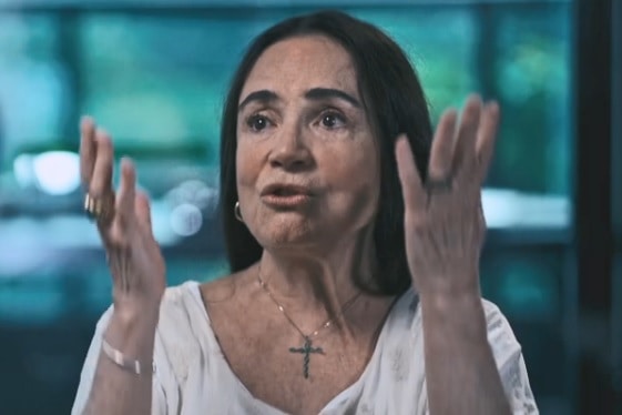 Regina Duarte exibe “colinha” com candidatos que prometem “limpar o STF”