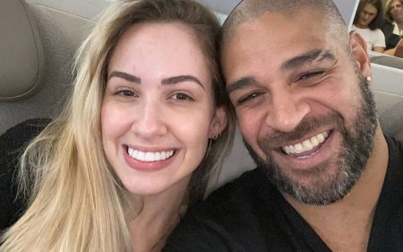 Adriano Imperador posa com namorada e fãs especulam gravidez