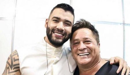 Gusttavo Lima posa com Leonardo segurando frangos e causa polêmica