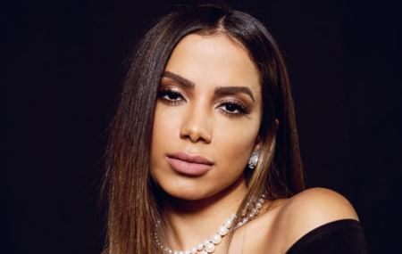 Anitta afirma que sua beleza foi comprada com plásticas