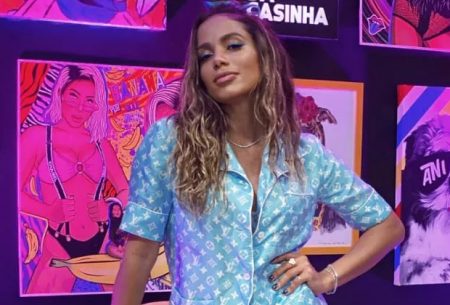 Anitta liga para Pabllo Vittar e ironiza Bolsonaro ao vivo no Multishow