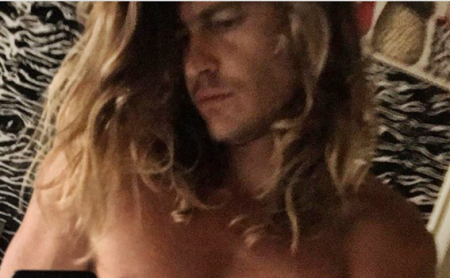 Ex-BBB tira toda a roupa em protesto contra homofobia e é detonado