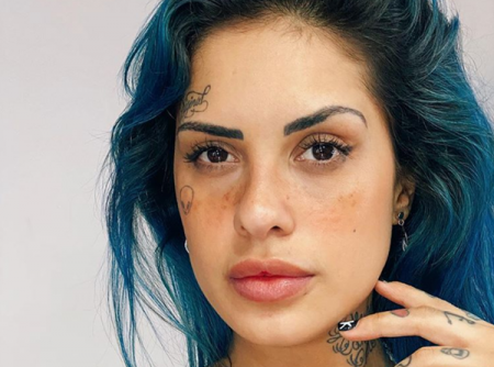 Tati Zaqui posta foto quente e detalhe em calcinha branca chama a atenção