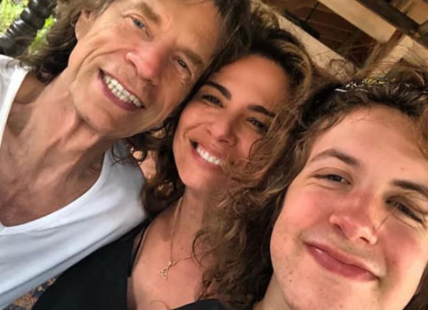 Lucas Jagger recebe carinho dos pais no dia do aniversário