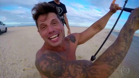 Fernando Fernandes posa em clique sexy com a namorada