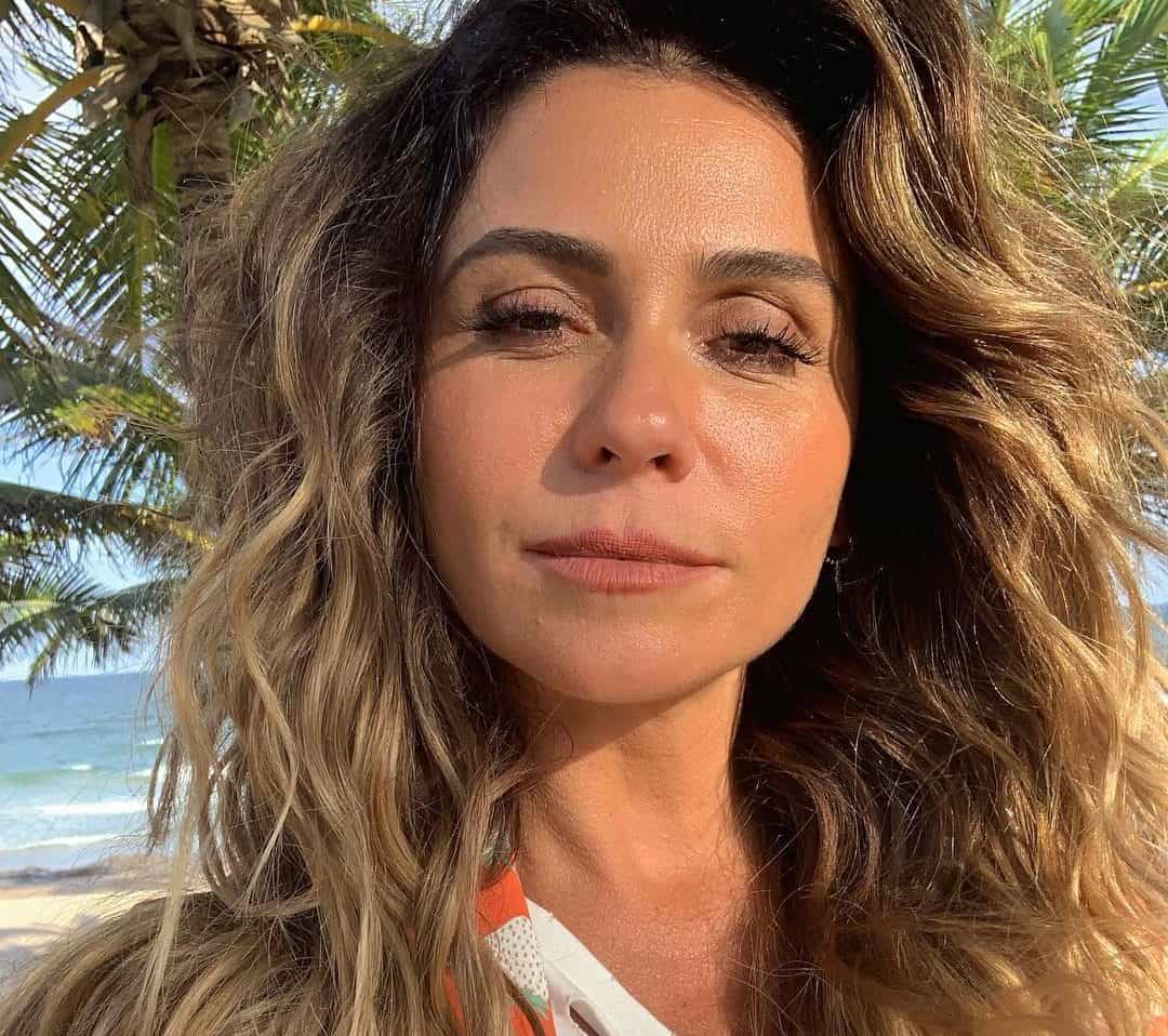 Giovanna Antonelli reclama de raiz do cabelo e pede ajuda aos seguidores