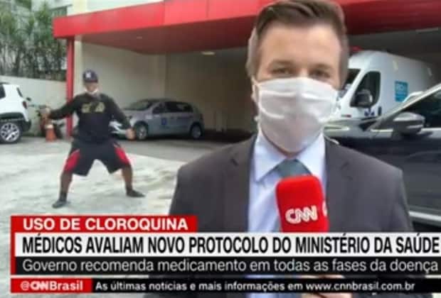 Homem invade e atrapalha repórter da CNN Brasil ao vivo