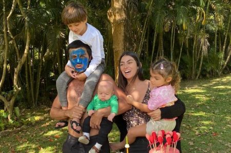 Felipe Simas festeja data especial do filho caçula e encanta fãs