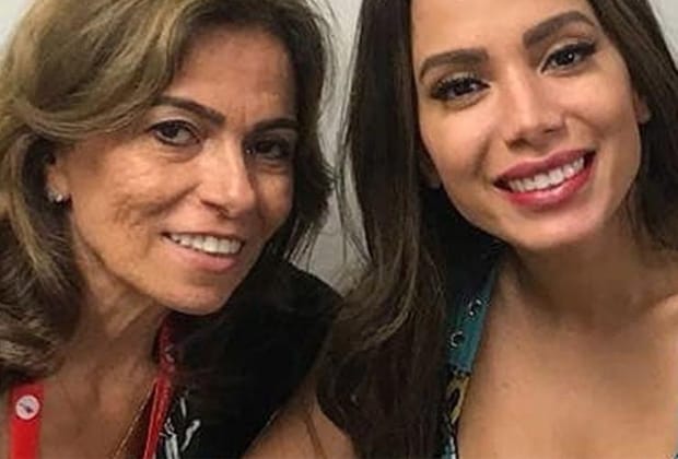 Mãe de Anitta quebra o silêncio após sair da casa da filha