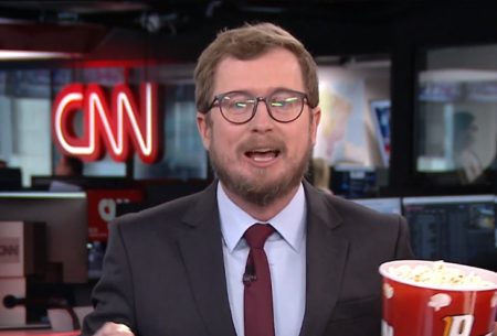 Comentarista da CNN Brasil surpreende e come pipoca ao falar de vídeo de reunião