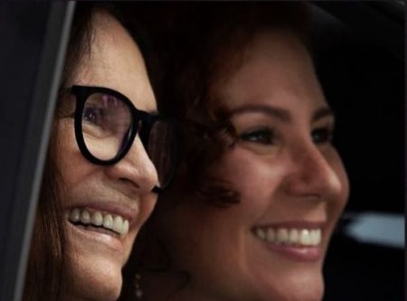 Exonerada, Regina Duarte se declara para a deputada Carla Zambelli