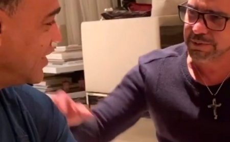 Zezé Di Camargo acorda Denílson de madrugada e dá o que falar