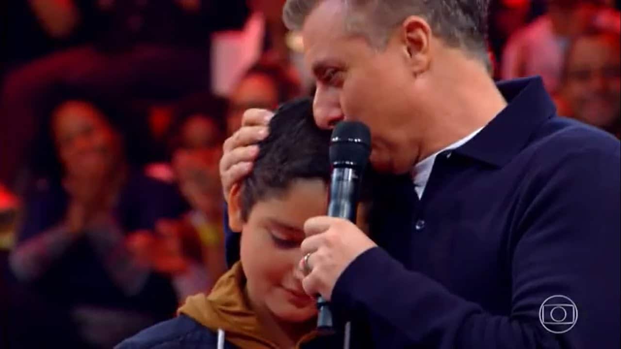 Luciano Huck dá TV de presente para garoto de família humilde