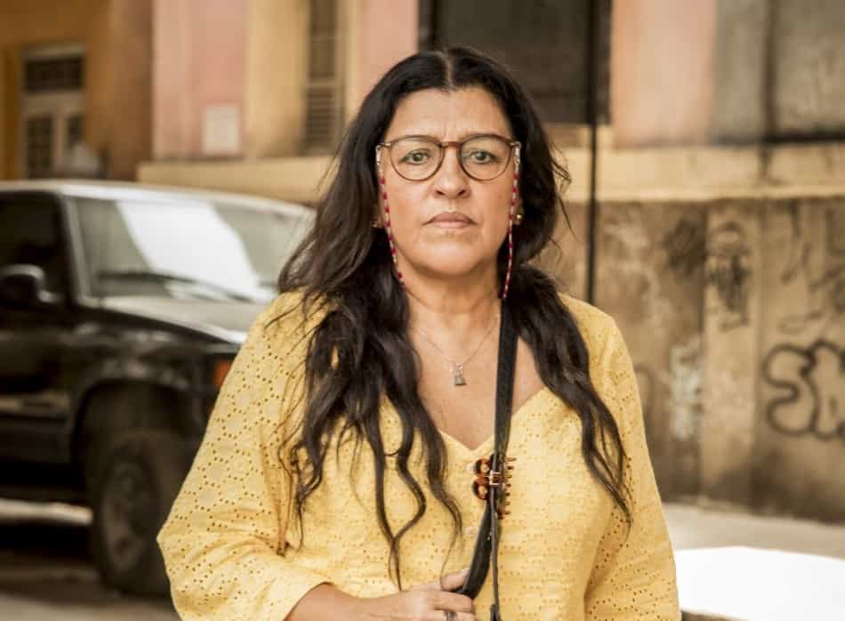 Regina Casé encontra roteiros de cenas inéditas de Amor de Mãe e compartilha coincidência