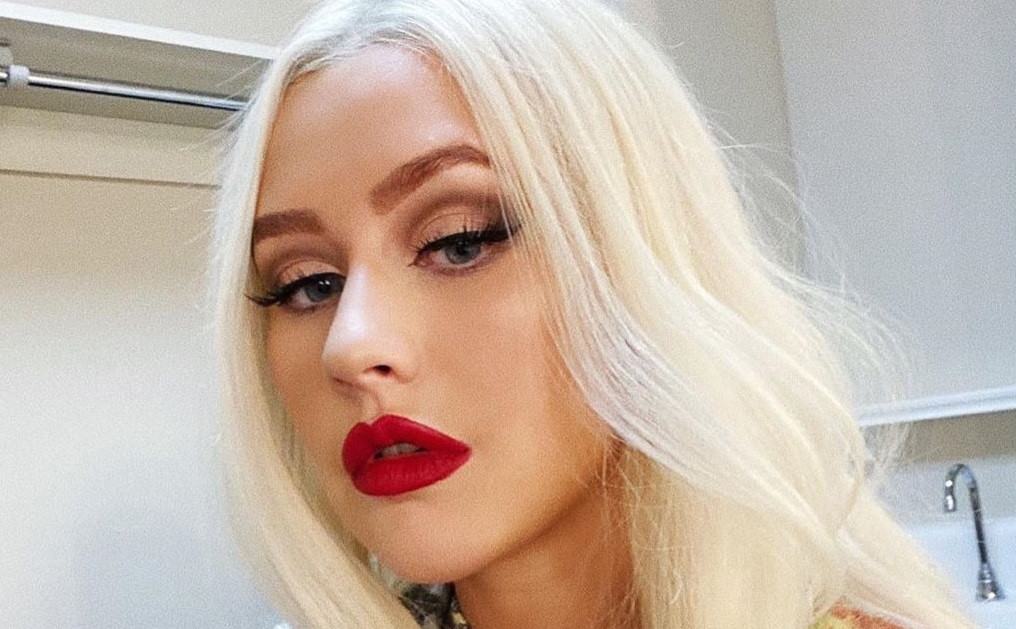 Christina Aguilera posa de roupão e chama a atenção na web