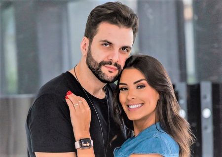 Ex-BBB Ivy Moraes surge espetacular, e sem sutiã, ao lado do marido