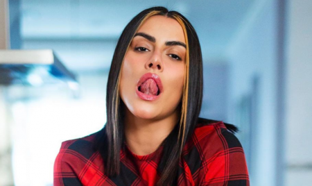 Cleo Pires posa com body cavado e dá puxadinha provocante
