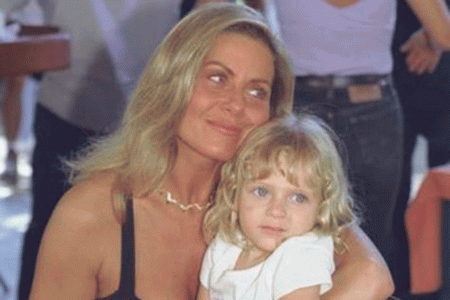 Ex-atriz mirim de Laços de Família ressurge em ensaio e mostra que cresceu