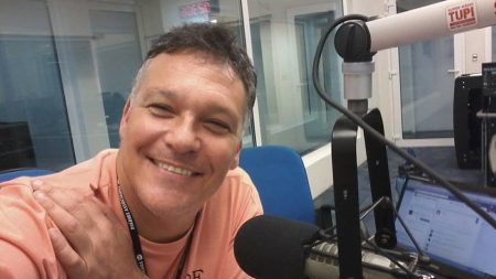 Ex-apresentador do Globo de Ouro morre de coronavírus aos 58 anos