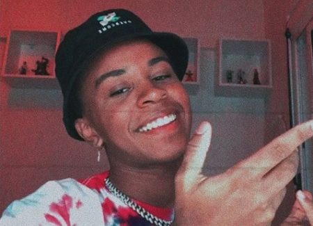 Jean Paulo Campos surge sem camisa e recebe cantadas das fãs