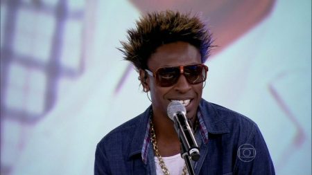 Vocalista do Pixote leva multa em condomínio por cantar demais