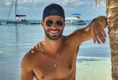Lucas Malvacini faz foto com short apertado e volume choca fãs