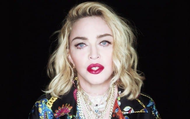 Madonna aparece só de calcinha e web enlouquece