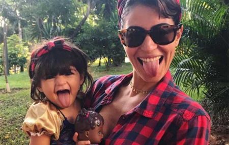 Carol Castro se arrisca a cortar o cabelo da filha e mostra resultado