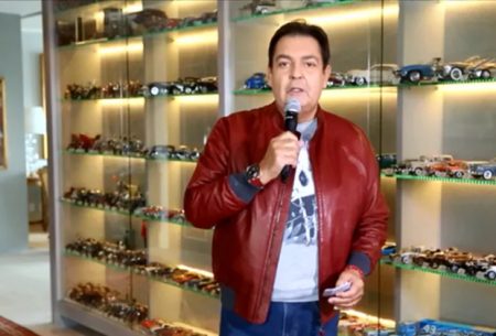 Faustão surpreende e mostra coleção gigantesca no Domingão