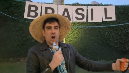 Marcelo Adnet anuncia o fim do Sinta-se Em Casa após cinco meses