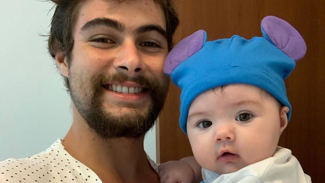 Após temporada off, Rafael Vitti retorna ao Instagram com vídeo da filha