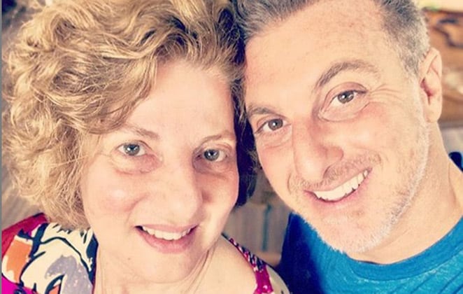 Mãe de Luciano Huck revela reação ao descobrir que filho cineasta é gay