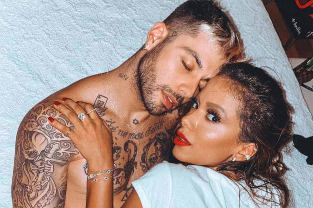 Anitta e Gui Araújo surgem aos beijos após cantora “escalar” namorado