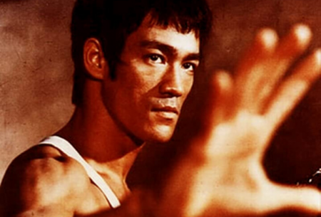 Band reforça grade de sábado com Bruce Lee, cães e filmes