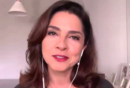 Repórter é interrompida por gata em cobertura sobre prisão de Queiroz na Globo