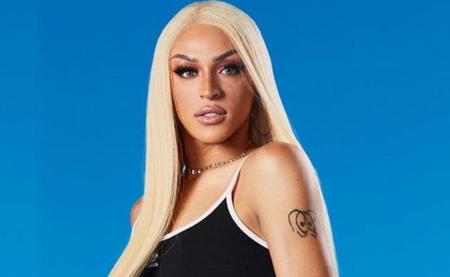 Pabllo Vittar arranca suspiros ao posar só de calcinha e jaqueta