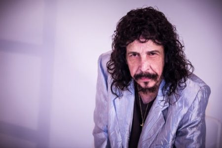 Seguindo os passos do pai, filho gato de Benito Di Paula lança dueto com o cantor
