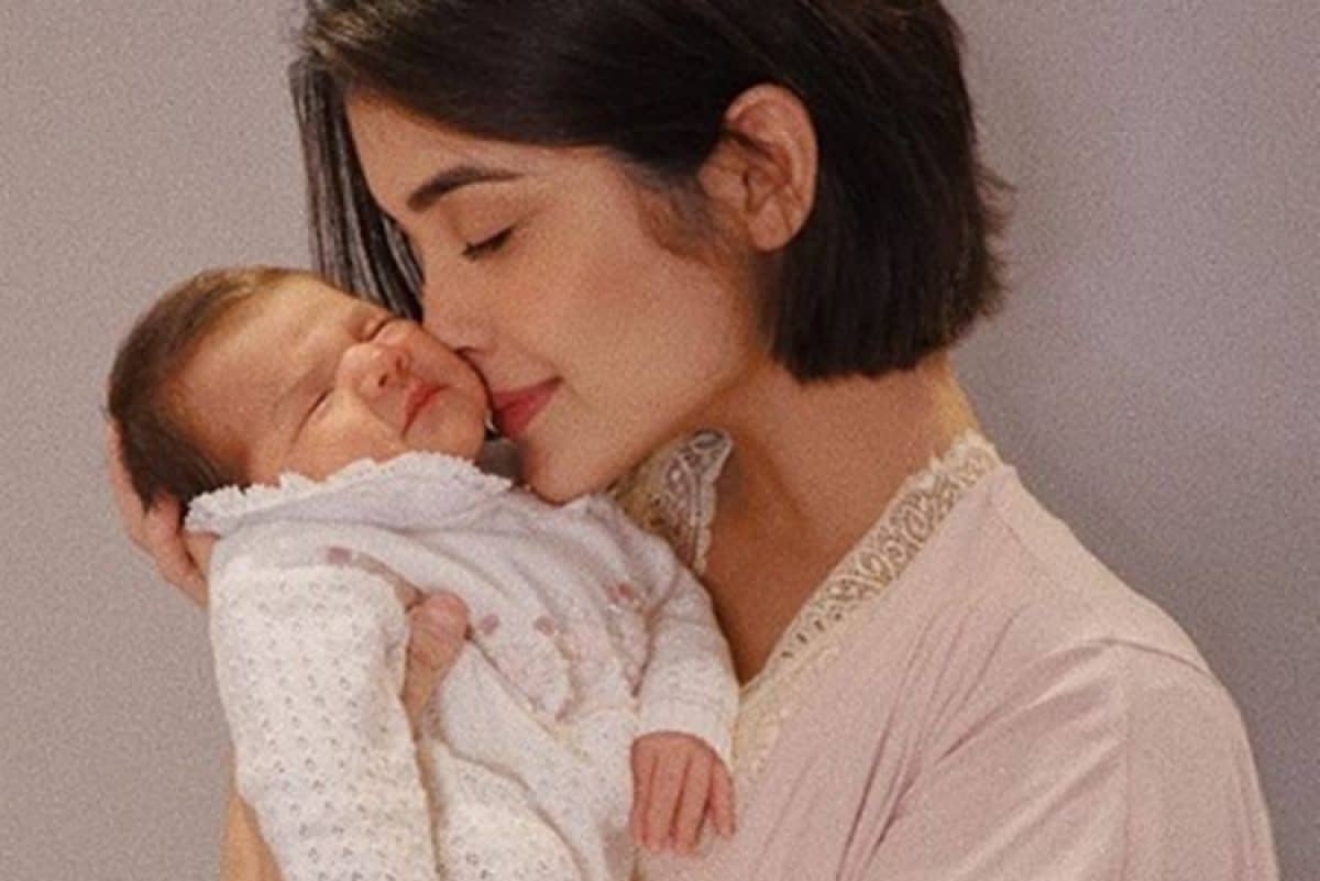 Letícia Almeida encanta ao posar com filha caçula de dois meses