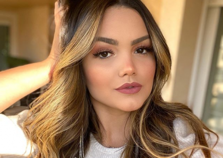 Suzanna Freitas se arrepende de cirurgia nos seios e faz desabafo