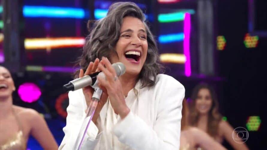 Cantora Simone engata namoro com arquiteta baiana