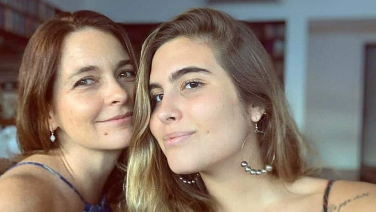 Filha de Cláudia Abreu posa ao lado dos pais e questiona semelhanças