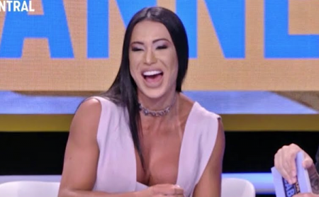 Gracyanne Barbosa tira a roupa e choca ao levantar as duas pernas
