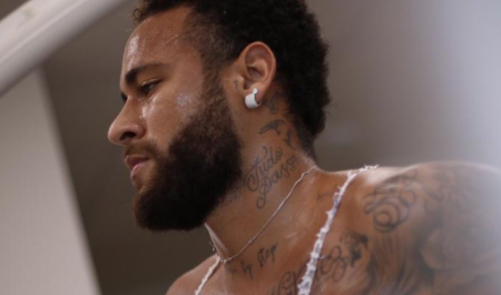 Neymar põe look rendado apertadinho e fãs perguntam se é uma lingerie