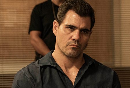 Juliano Cazarré se irrita com críticas e dispara contra “fiscais de máscaras”