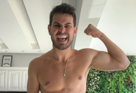 Gabriel Gava faz foto no banheiro e objeto em cima da pia rouba a cena