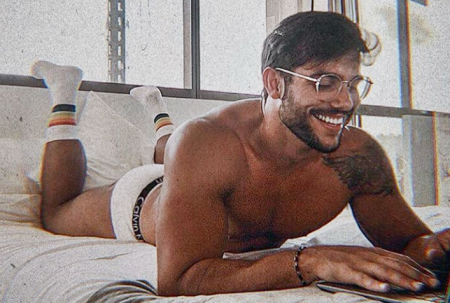 Ex do De Férias com o Ex anuncia cena gay na TV e detalhe divide opiniões