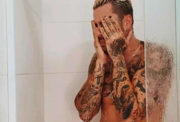 Gui Araújo aparece pelado no banheiro cantando música de Anitta