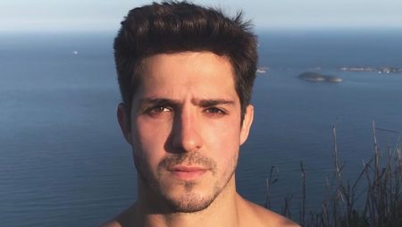 Ator de Salve-se Quem Puder, Igor Cosso fica de sunga e mostra volumão