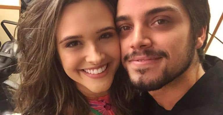Rodrigo Simas se estressa com cenas de beijo em Salve-se Quem Puder