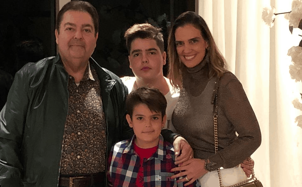Filho de Fausto Silva posta foto da família reunida no aniversário da mãe